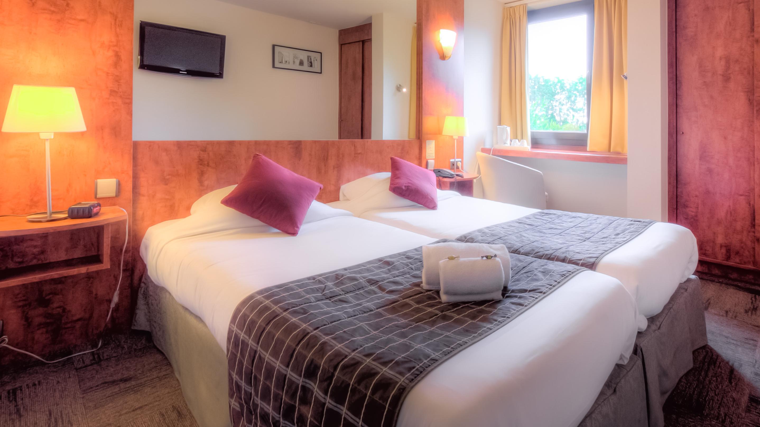 Logis Hotel Restaurant Des Acacias Lille Neuville En Ferrain 누빌엉페랑 외부 사진
