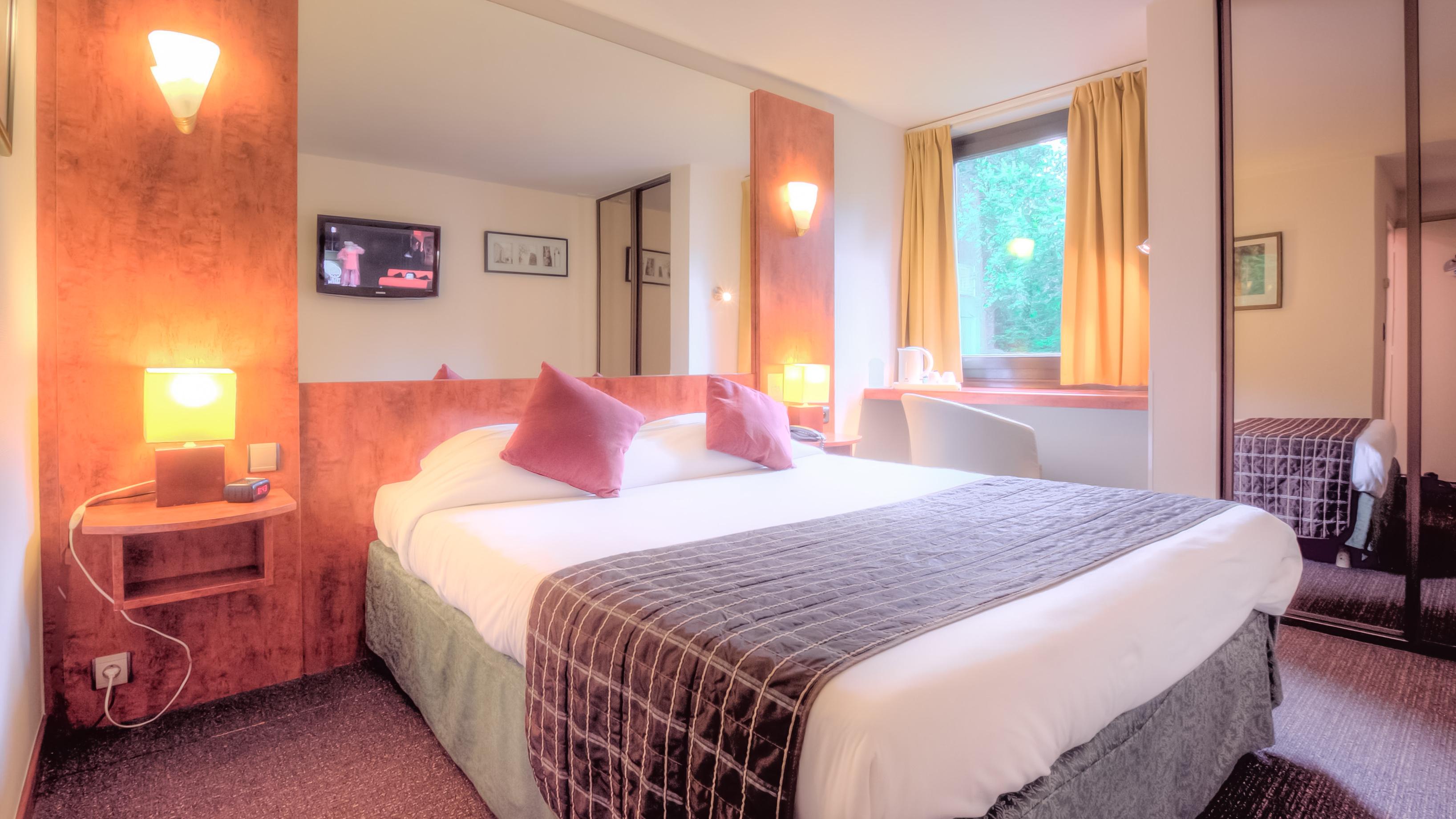 Logis Hotel Restaurant Des Acacias Lille Neuville En Ferrain 누빌엉페랑 외부 사진