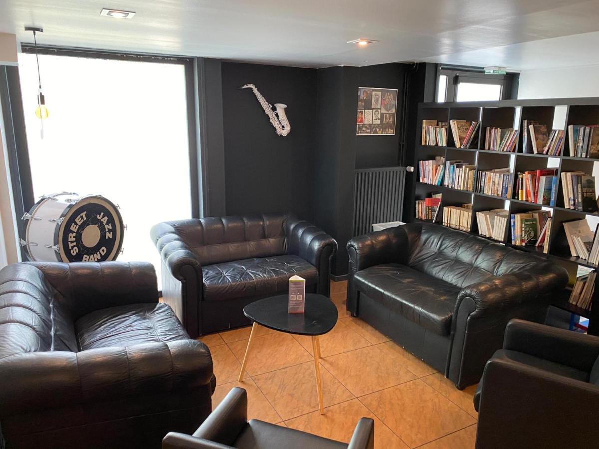 Logis Hotel Restaurant Des Acacias Lille Neuville En Ferrain 누빌엉페랑 외부 사진