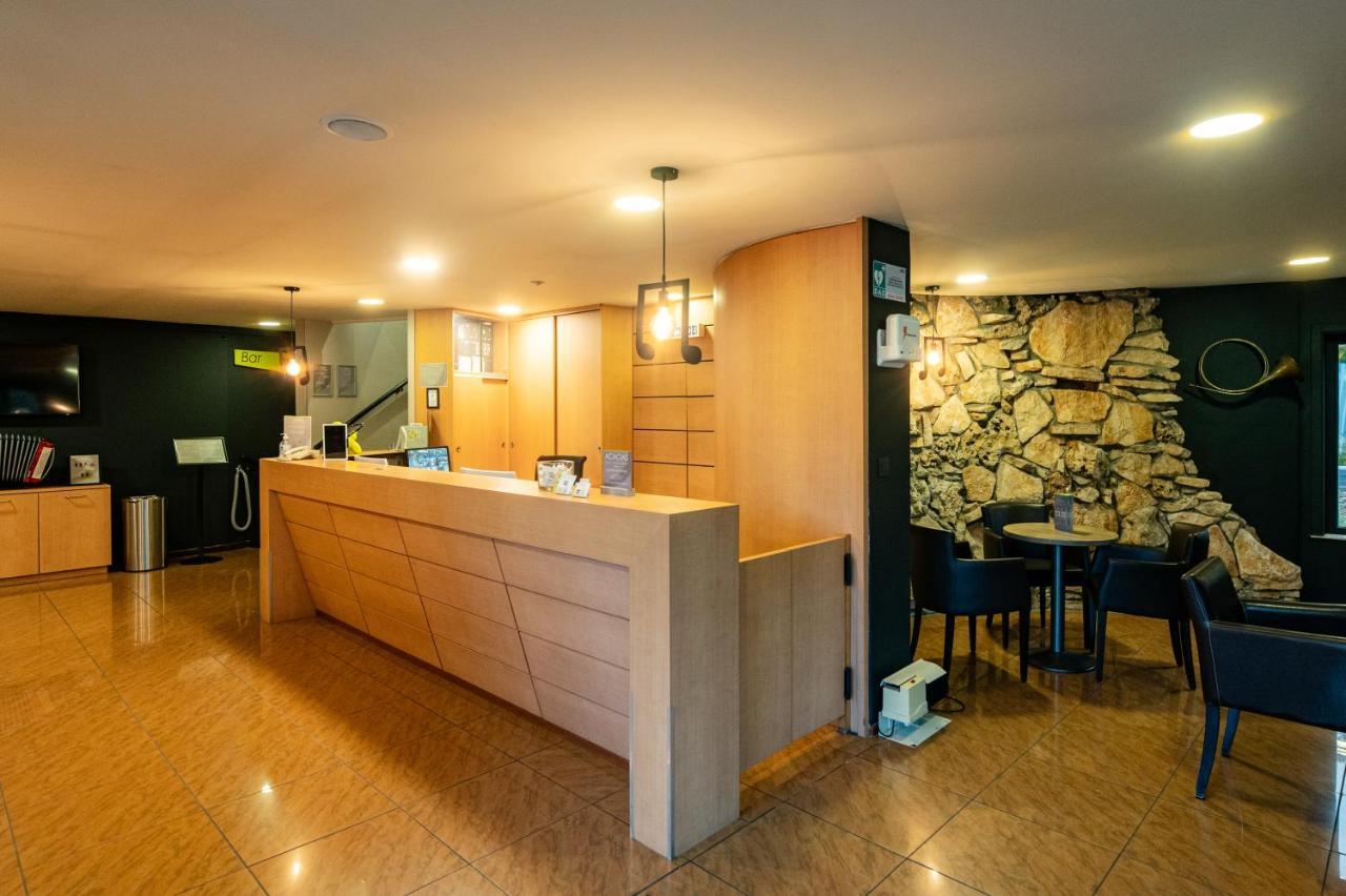 Logis Hotel Restaurant Des Acacias Lille Neuville En Ferrain 누빌엉페랑 외부 사진
