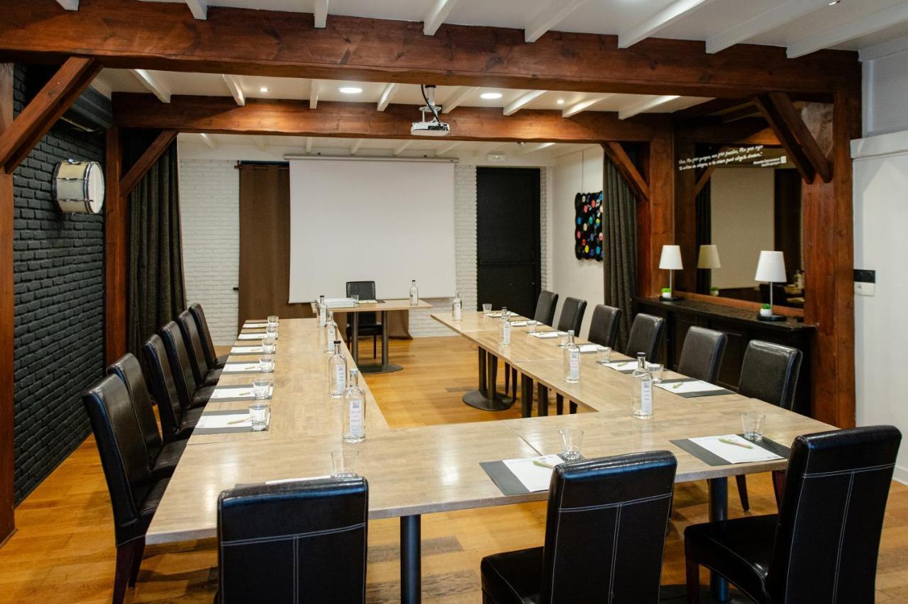 Logis Hotel Restaurant Des Acacias Lille Neuville En Ferrain 누빌엉페랑 외부 사진