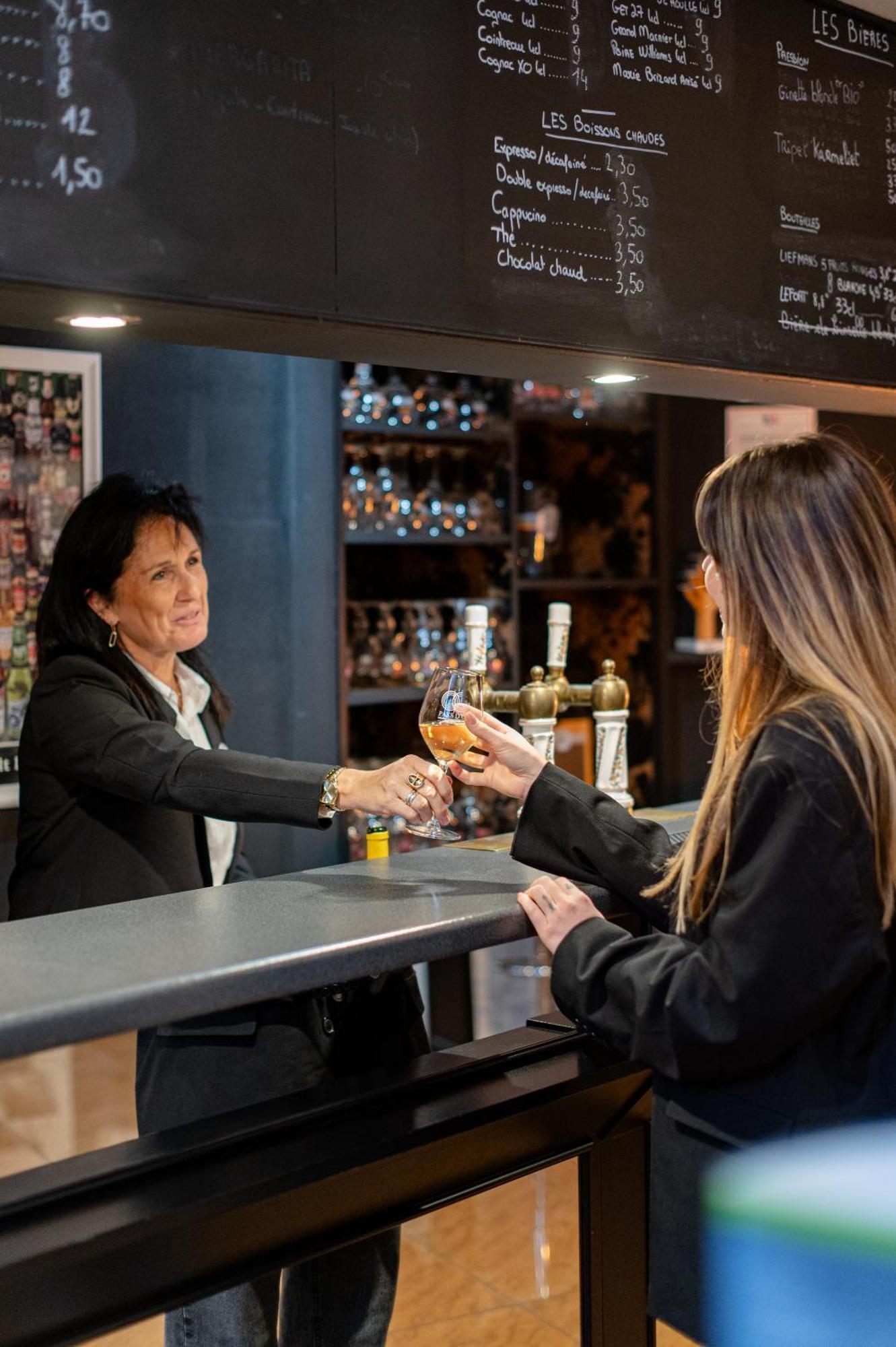 Logis Hotel Restaurant Des Acacias Lille Neuville En Ferrain 누빌엉페랑 외부 사진