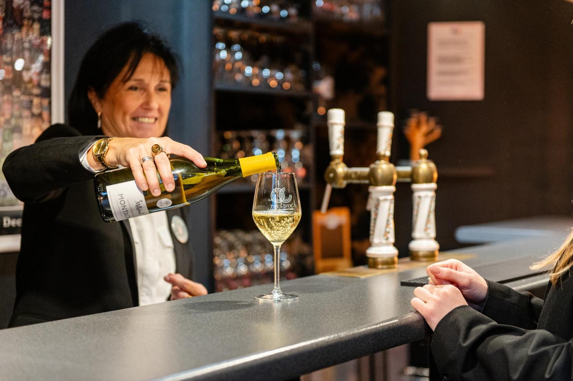 Logis Hotel Restaurant Des Acacias Lille Neuville En Ferrain 누빌엉페랑 외부 사진