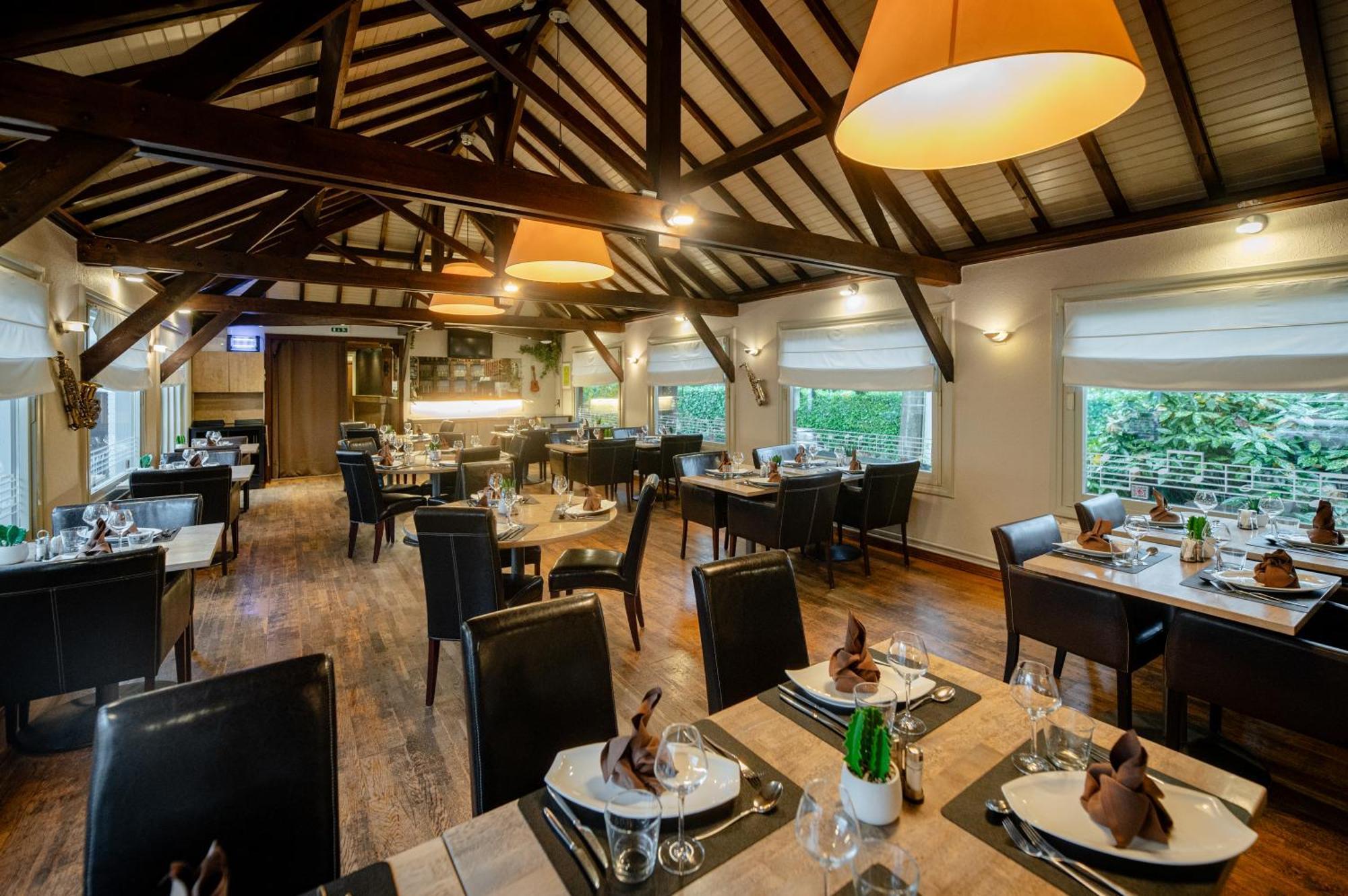 Logis Hotel Restaurant Des Acacias Lille Neuville En Ferrain 누빌엉페랑 외부 사진