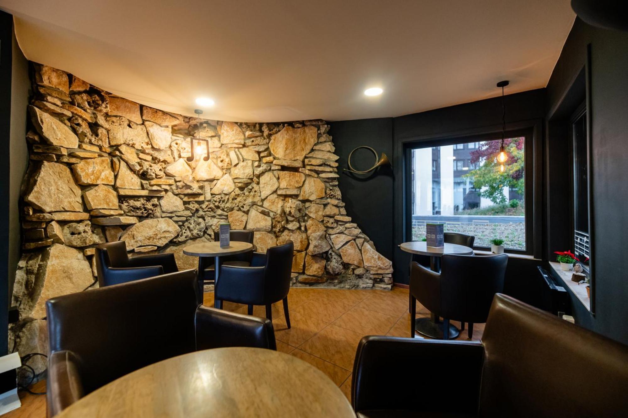 Logis Hotel Restaurant Des Acacias Lille Neuville En Ferrain 누빌엉페랑 외부 사진