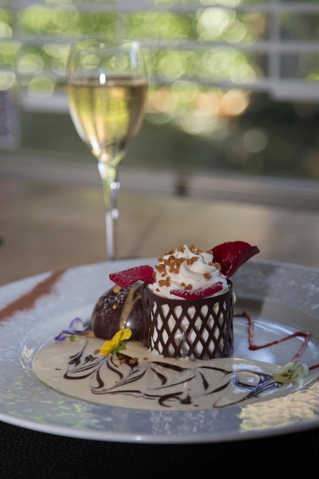 Logis Hotel Restaurant Des Acacias Lille Neuville En Ferrain 누빌엉페랑 외부 사진