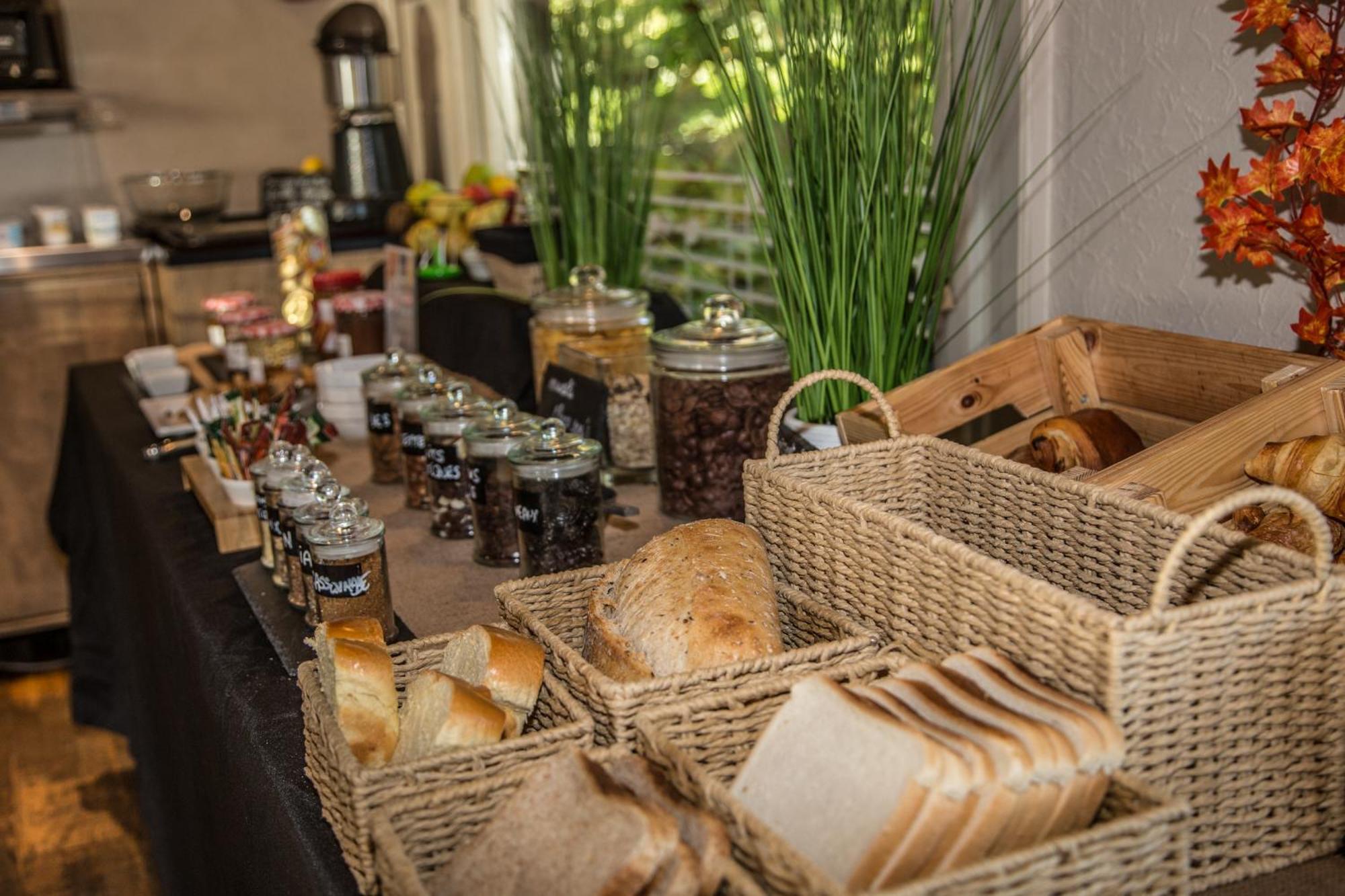 Logis Hotel Restaurant Des Acacias Lille Neuville En Ferrain 누빌엉페랑 외부 사진