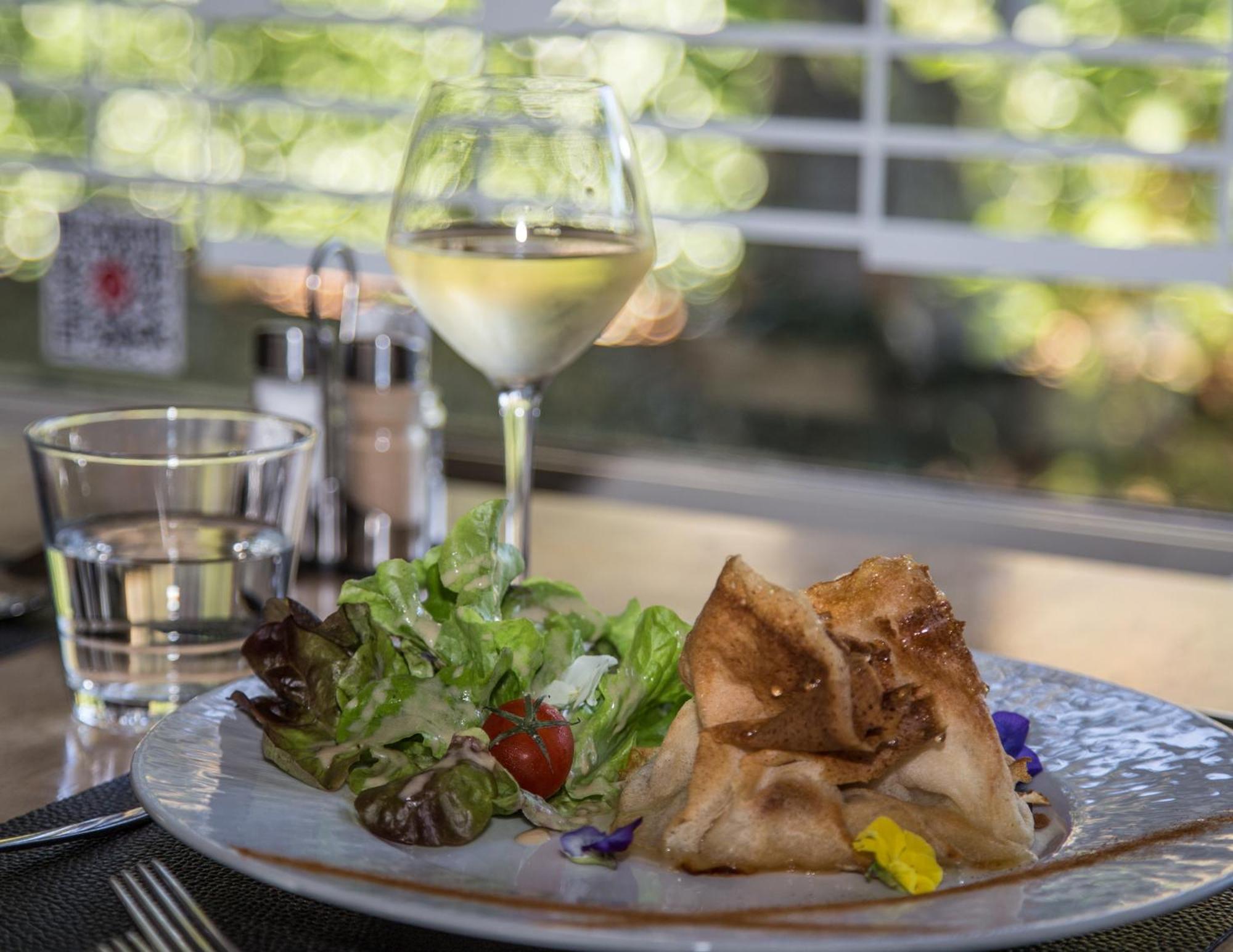 Logis Hotel Restaurant Des Acacias Lille Neuville En Ferrain 누빌엉페랑 외부 사진