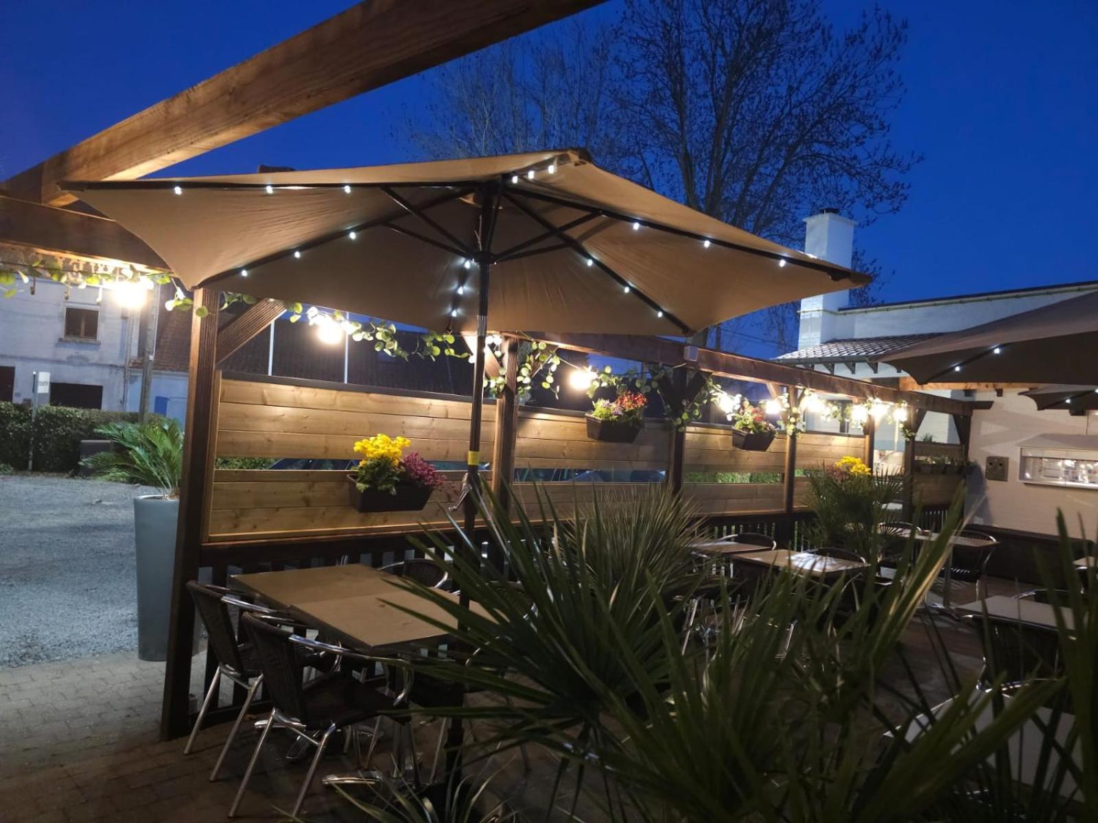 Logis Hotel Restaurant Des Acacias Lille Neuville En Ferrain 누빌엉페랑 외부 사진