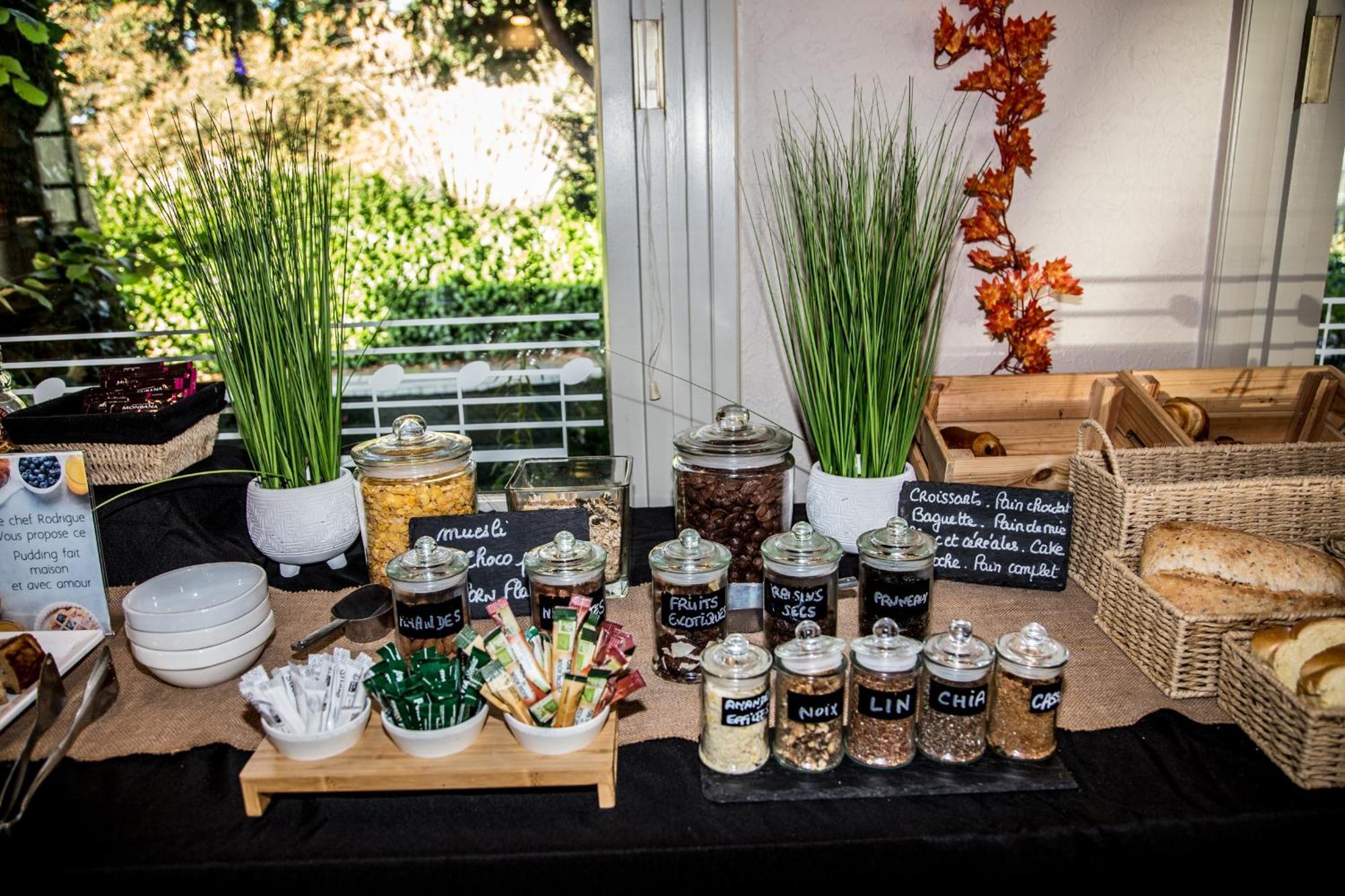 Logis Hotel Restaurant Des Acacias Lille Neuville En Ferrain 누빌엉페랑 외부 사진